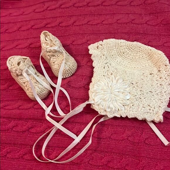 Handmade baby bonnet and shoes - Picture 1 of 5